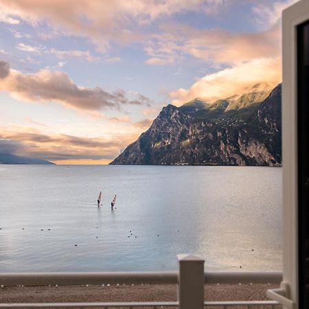 Hotel Baia Azzurra - Lake Front Torbole Sul Garda Exterior photo