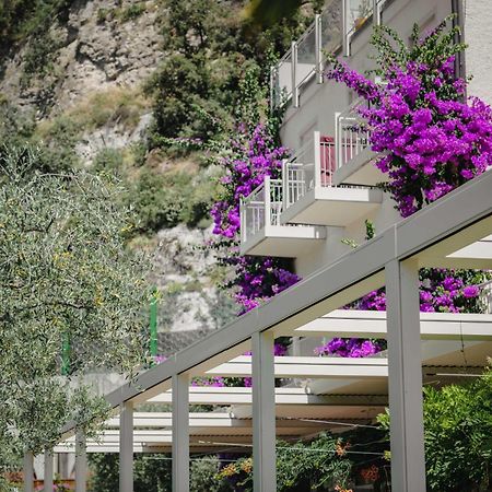 Hotel Baia Azzurra - Lake Front Torbole Sul Garda Exterior photo
