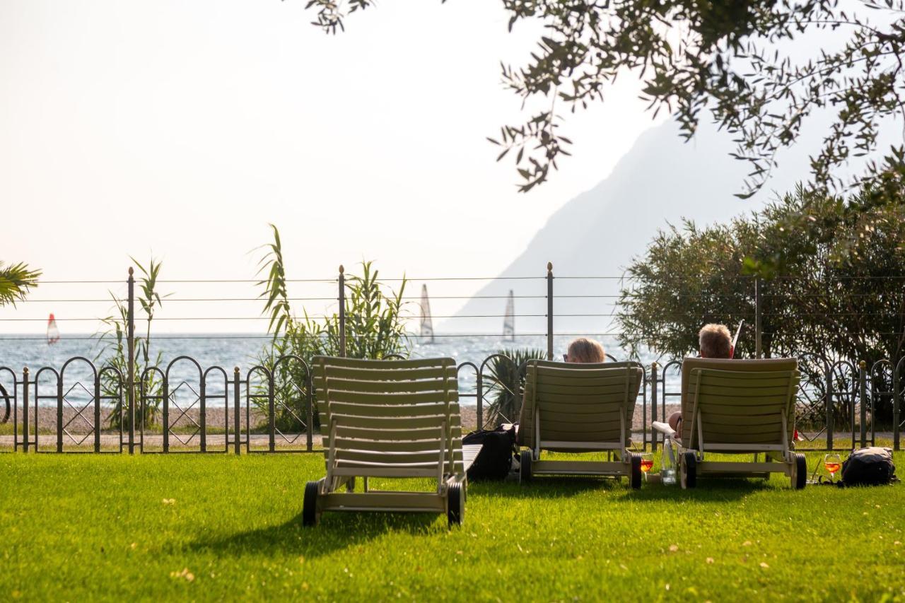 Hotel Baia Azzurra - Lake Front Torbole Sul Garda Exterior photo