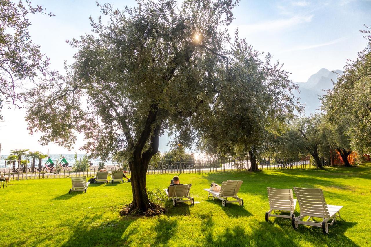 Hotel Baia Azzurra - Lake Front Torbole Sul Garda Exterior photo
