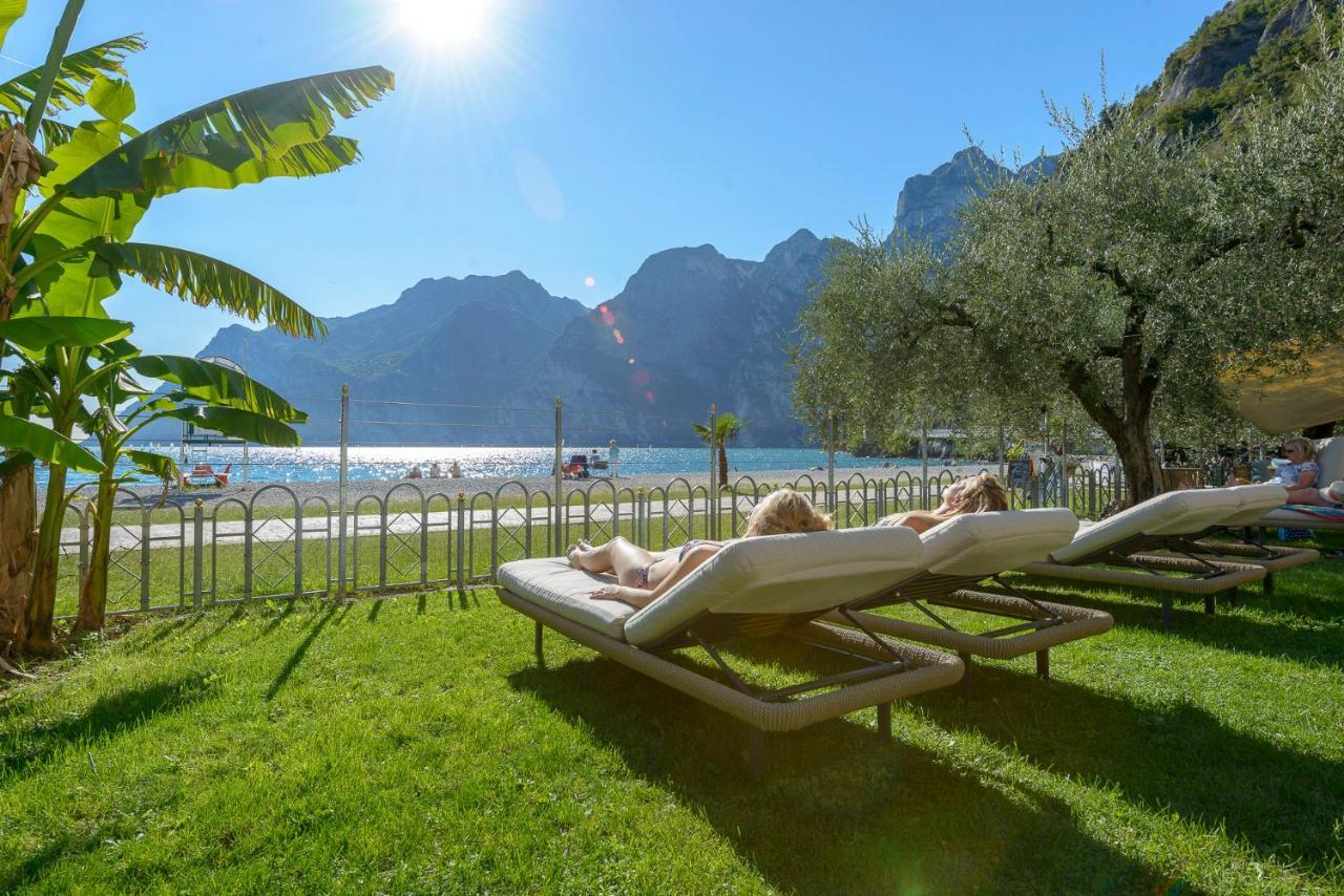 Hotel Baia Azzurra - Lake Front Torbole Sul Garda Exterior photo