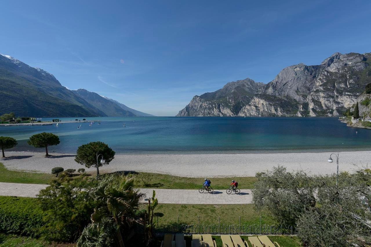 Hotel Baia Azzurra - Lake Front Torbole Sul Garda Exterior photo