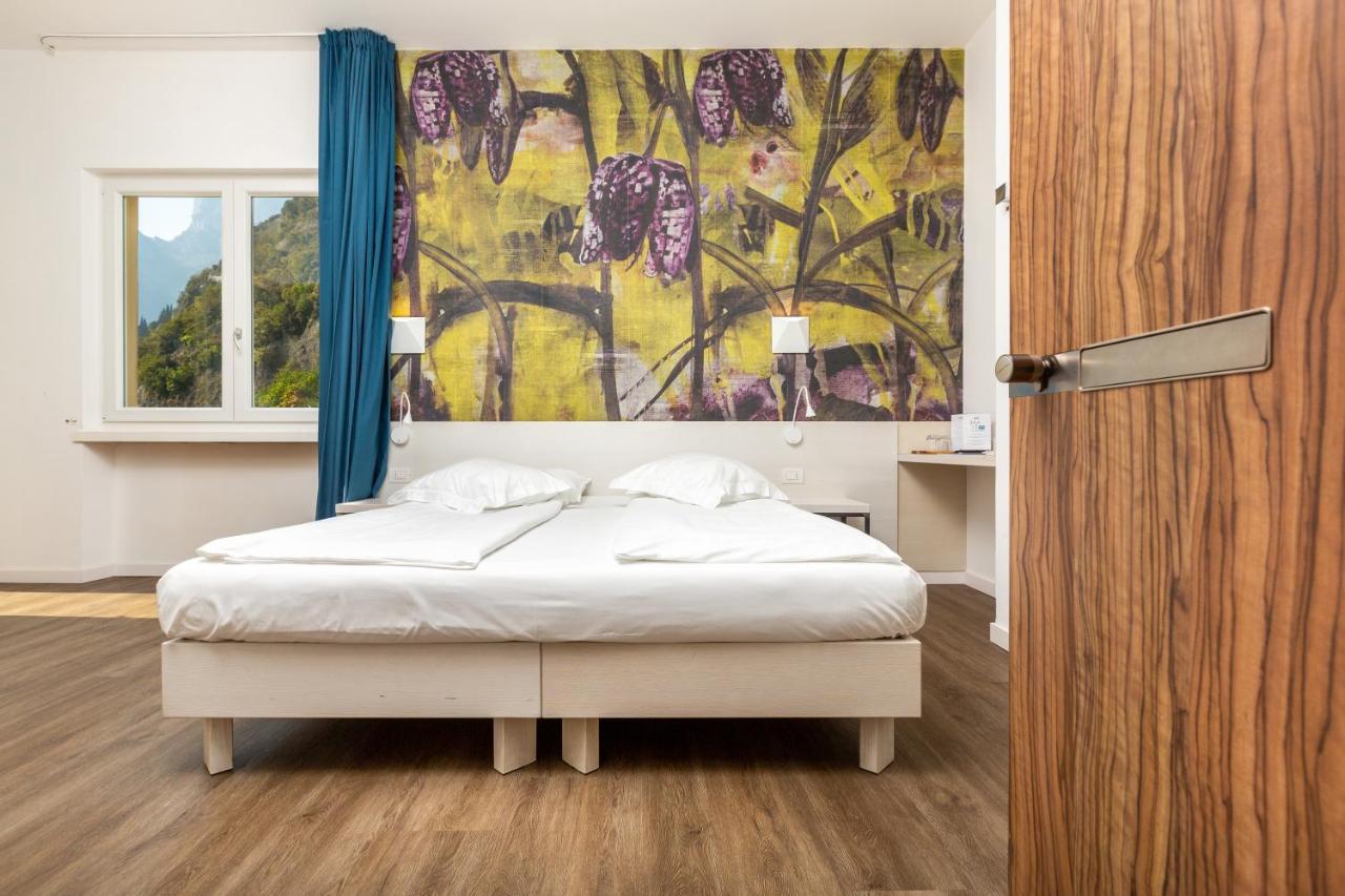 Hotel Baia Azzurra - Lake Front Torbole Sul Garda Exterior photo
