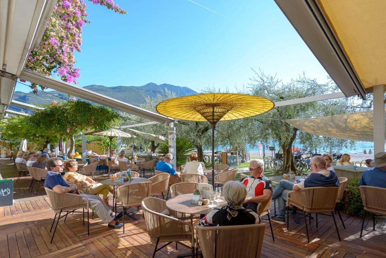 Hotel Baia Azzurra - Lake Front Torbole Sul Garda Exterior photo