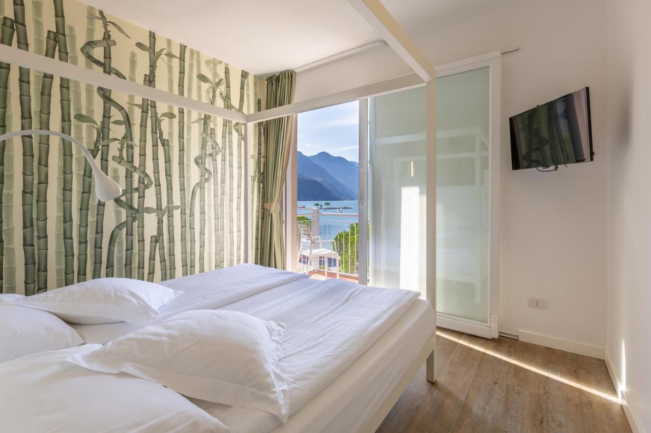 Hotel Baia Azzurra - Lake Front Torbole Sul Garda Exterior photo