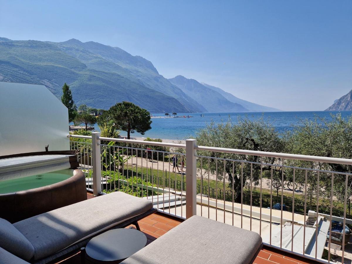 Hotel Baia Azzurra - Lake Front Torbole Sul Garda Exterior photo