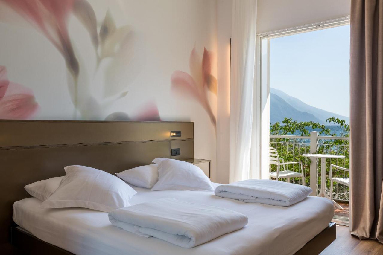 Hotel Baia Azzurra - Lake Front Torbole Sul Garda Exterior photo