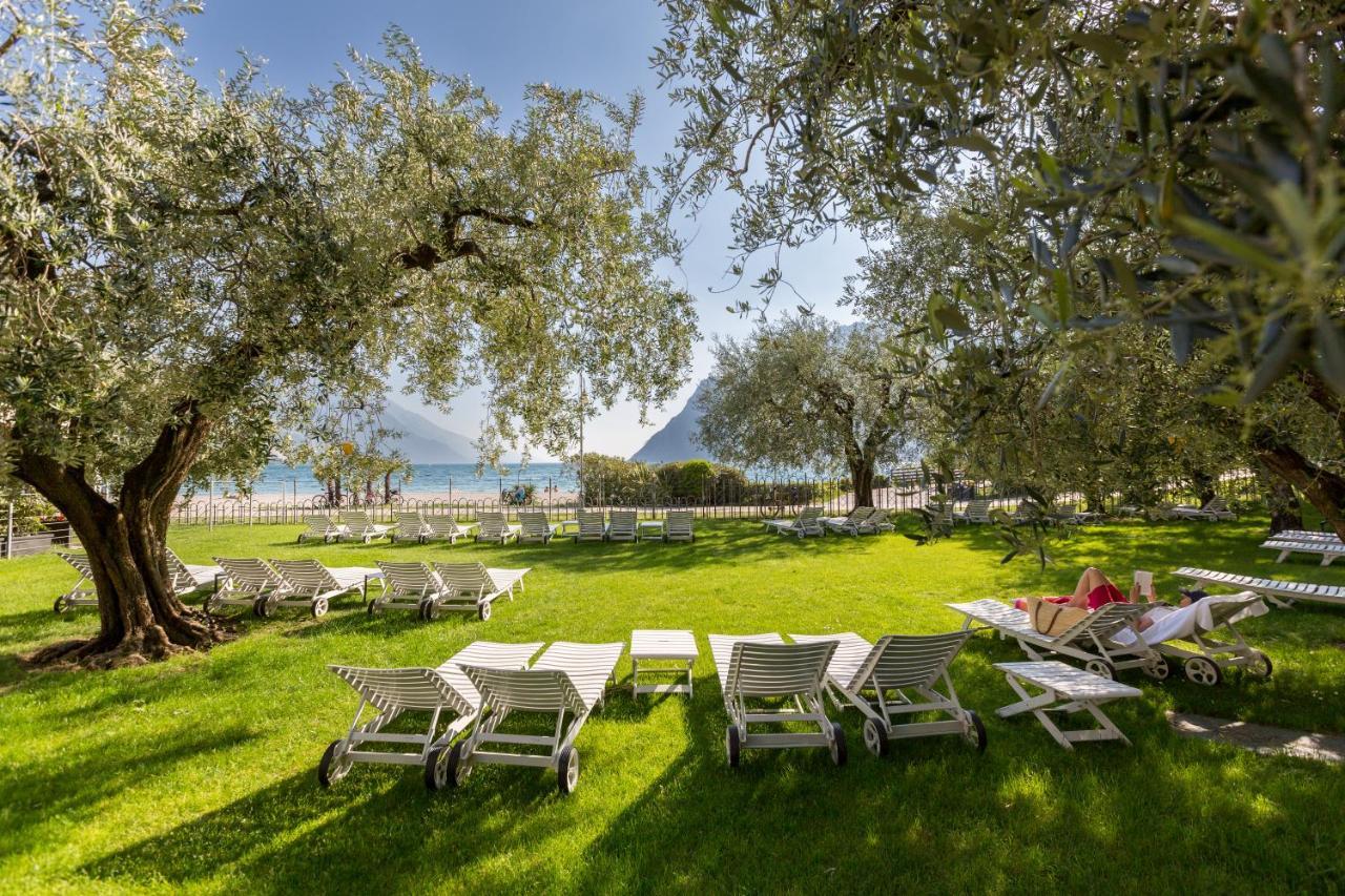 Hotel Baia Azzurra - Lake Front Torbole Sul Garda Exterior photo