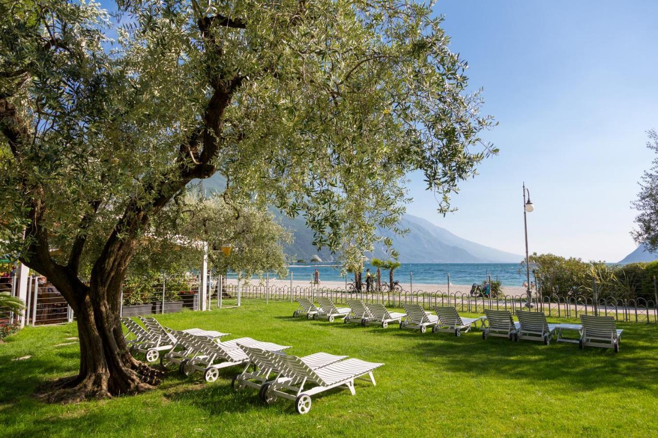 Hotel Baia Azzurra - Lake Front Torbole Sul Garda Exterior photo