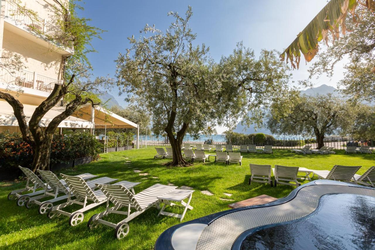 Hotel Baia Azzurra - Lake Front Torbole Sul Garda Exterior photo