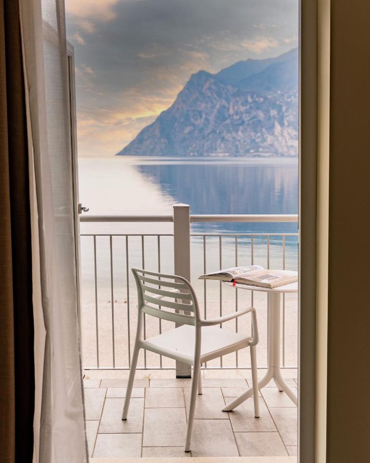 Hotel Baia Azzurra - Lake Front Torbole Sul Garda Exterior photo