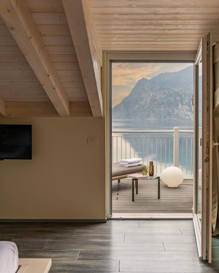 Hotel Baia Azzurra - Lake Front Torbole Sul Garda Exterior photo