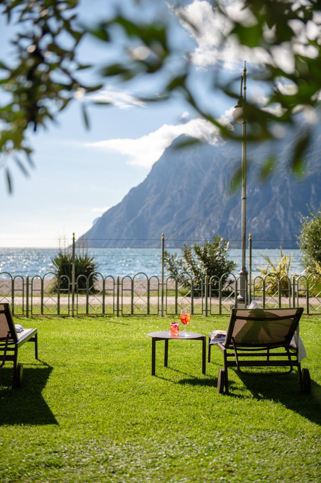 Hotel Baia Azzurra - Lake Front Torbole Sul Garda Exterior photo