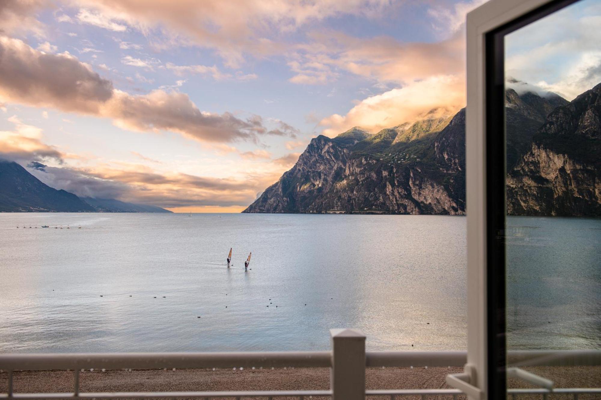 Hotel Baia Azzurra - Lake Front Torbole Sul Garda Exterior photo