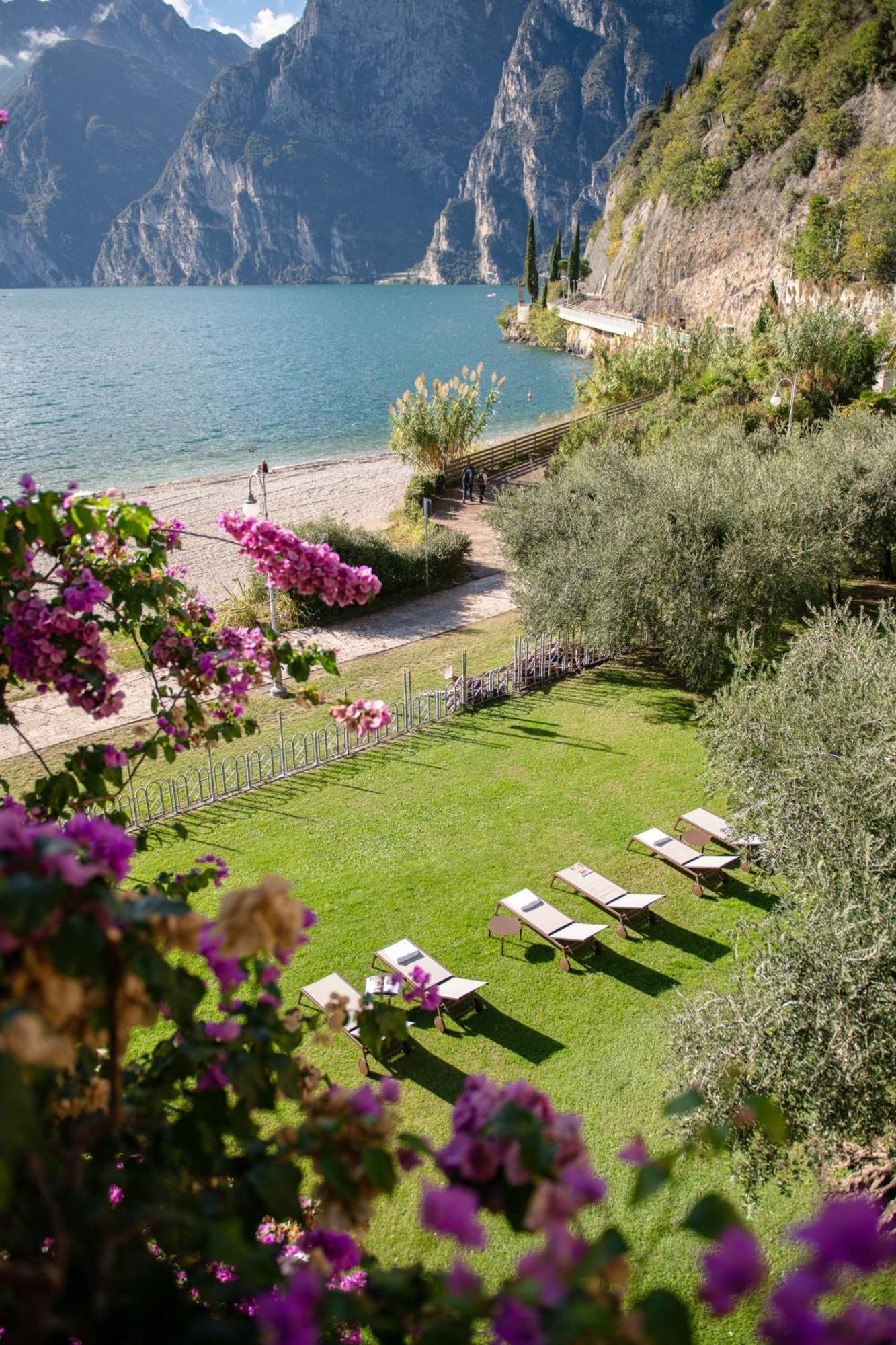 Hotel Baia Azzurra - Lake Front Torbole Sul Garda Exterior photo