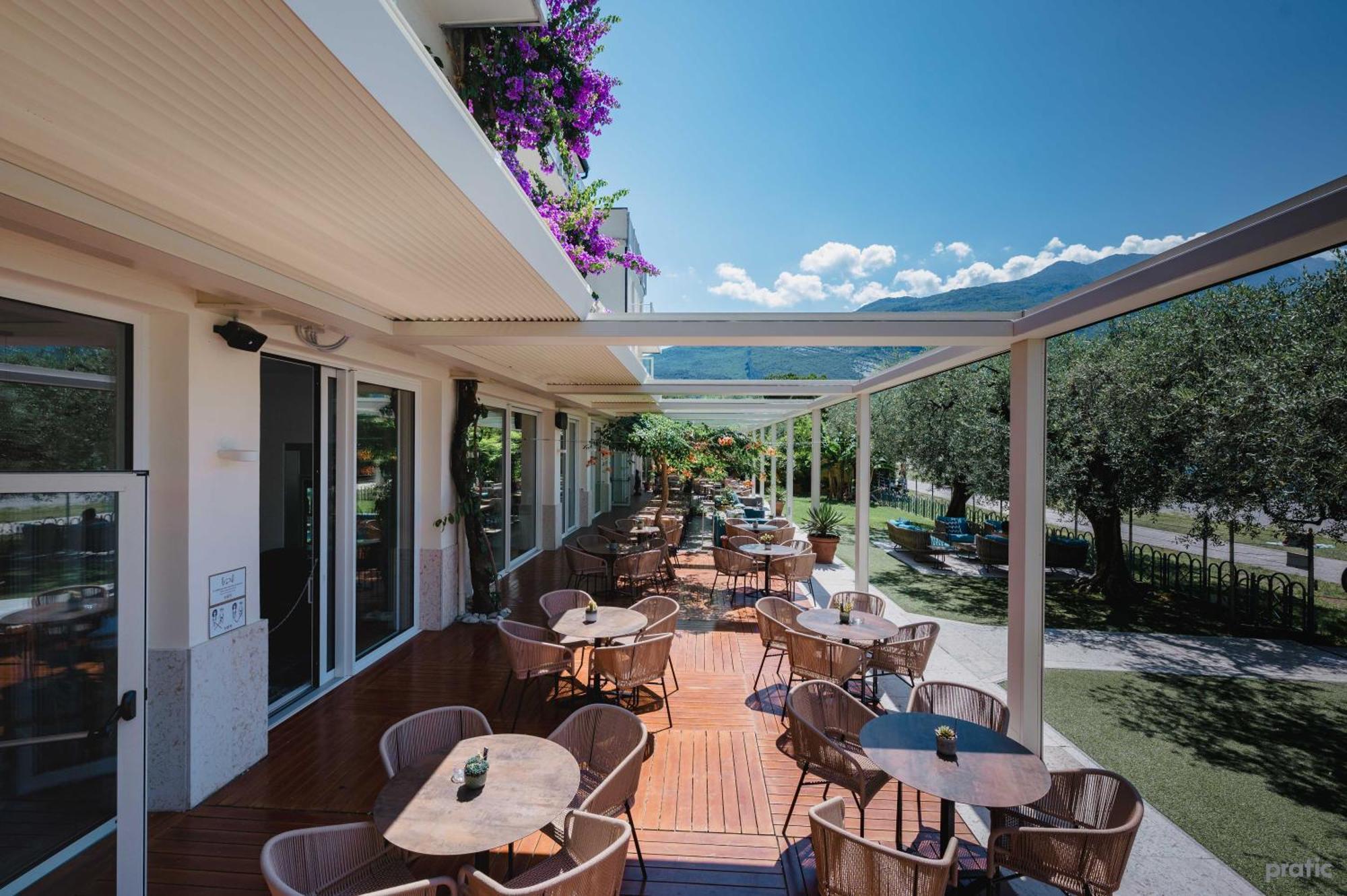 Hotel Baia Azzurra - Lake Front Torbole Sul Garda Exterior photo