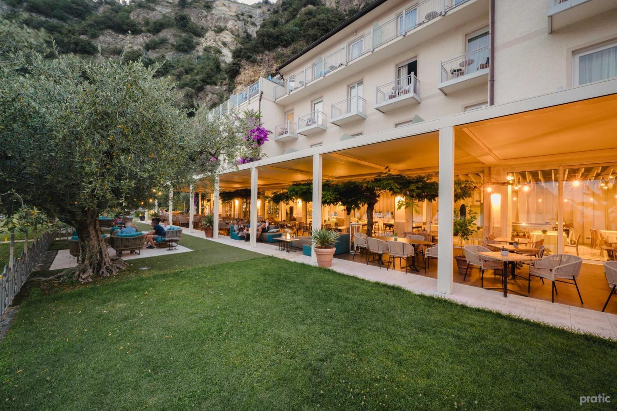 Hotel Baia Azzurra - Lake Front Torbole Sul Garda Exterior photo