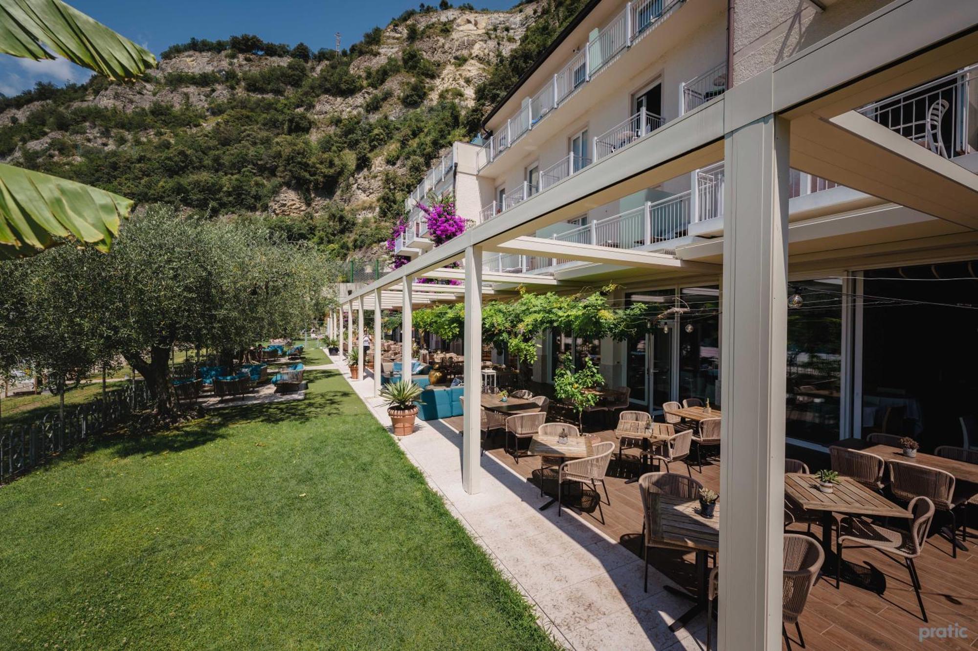 Hotel Baia Azzurra - Lake Front Torbole Sul Garda Exterior photo