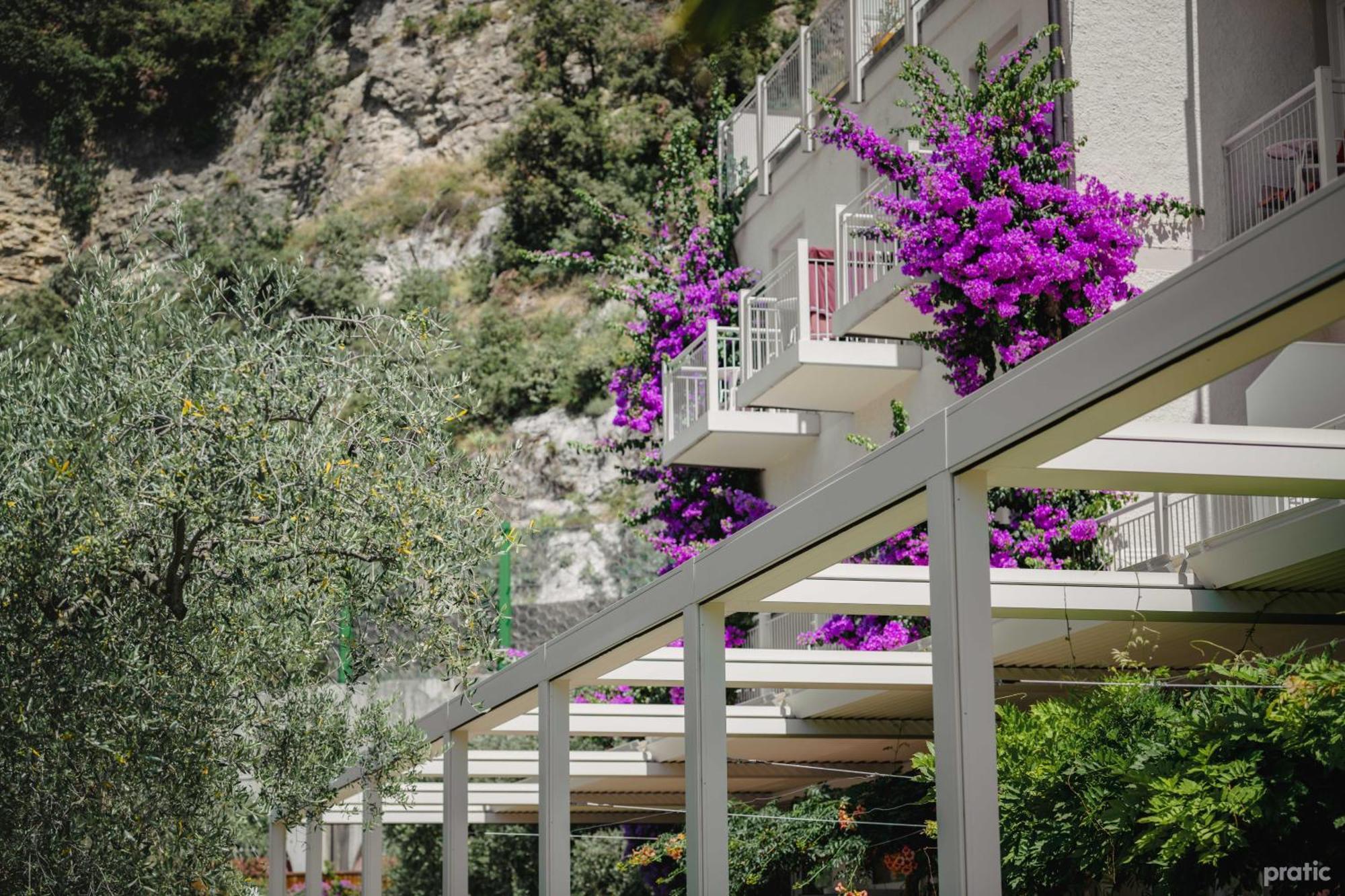 Hotel Baia Azzurra - Lake Front Torbole Sul Garda Exterior photo