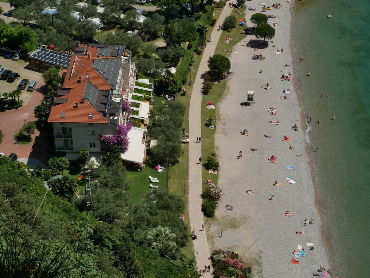 Hotel Baia Azzurra - Lake Front Torbole Sul Garda Exterior photo