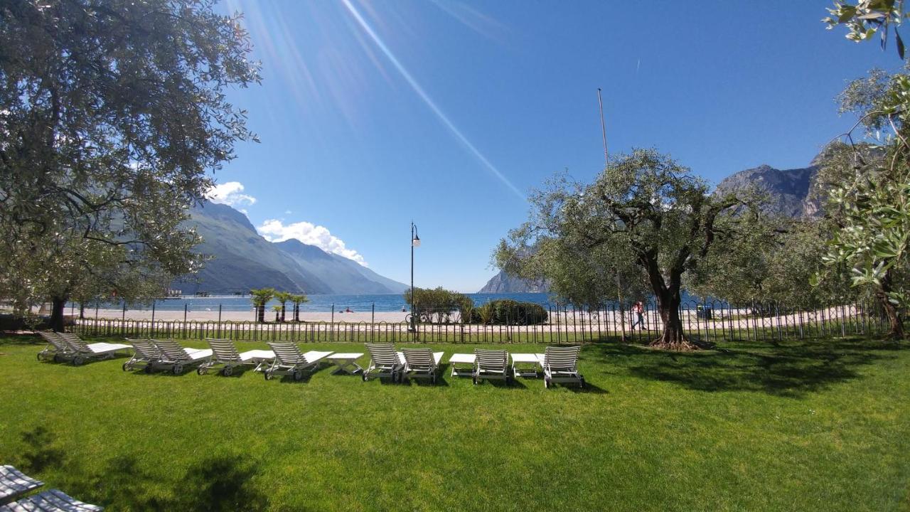 Hotel Baia Azzurra - Lake Front Torbole Sul Garda Exterior photo