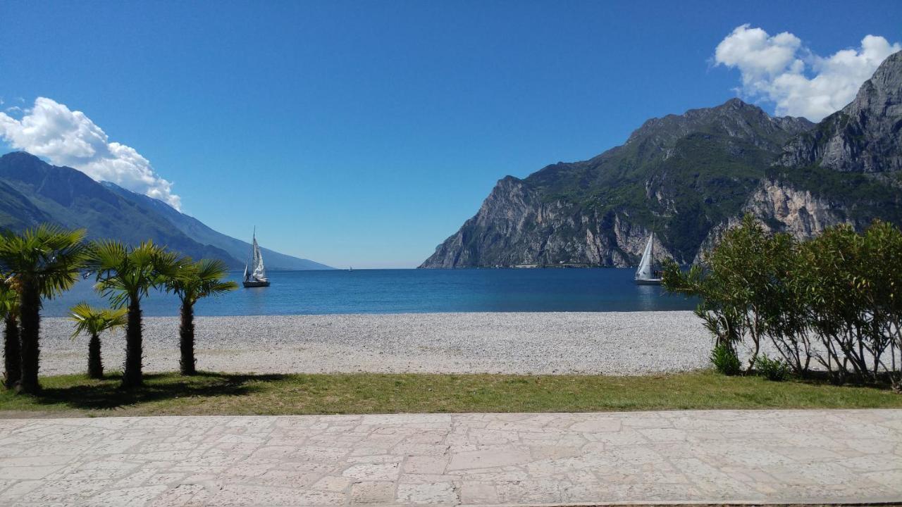 Hotel Baia Azzurra - Lake Front Torbole Sul Garda Exterior photo
