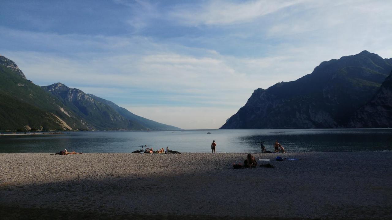Hotel Baia Azzurra - Lake Front Torbole Sul Garda Exterior photo
