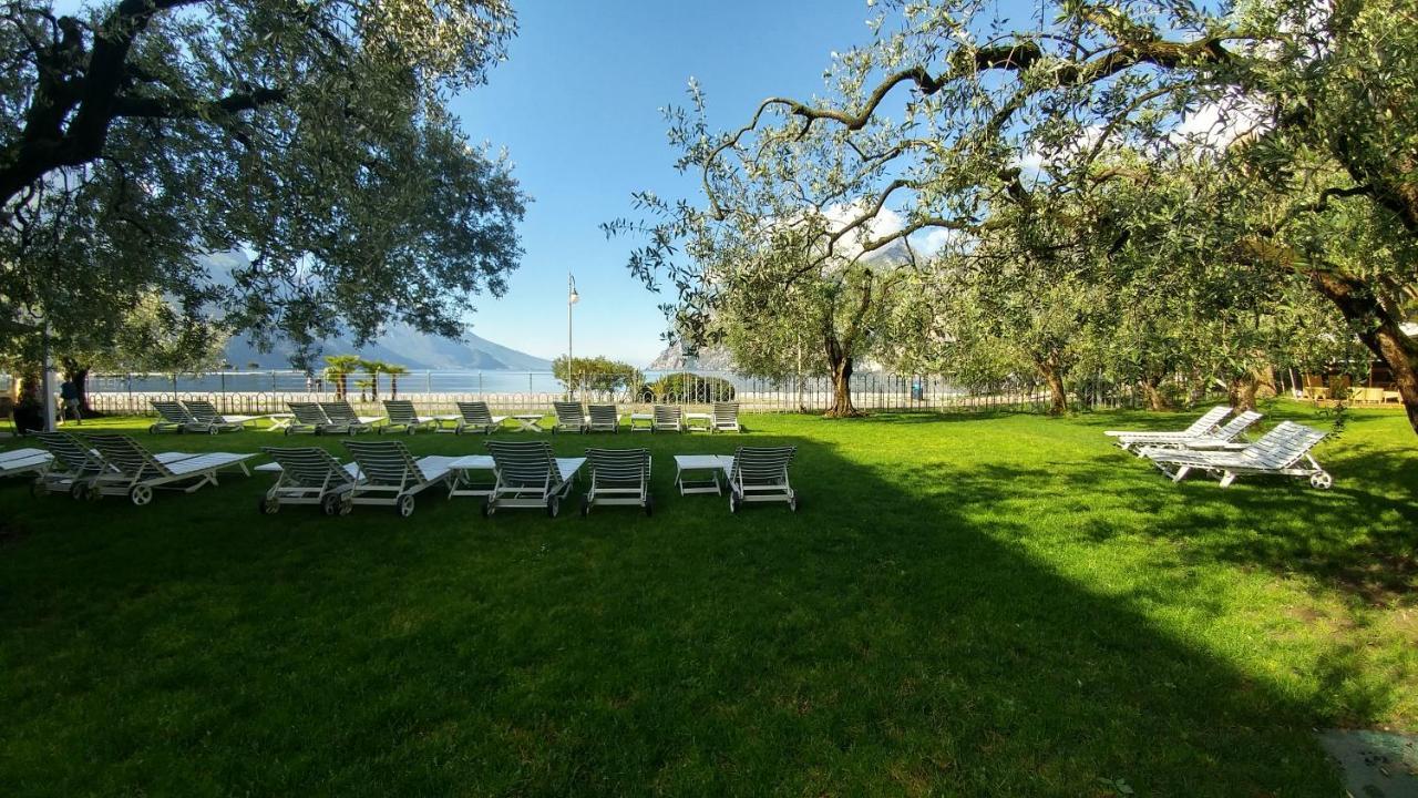 Hotel Baia Azzurra - Lake Front Torbole Sul Garda Exterior photo
